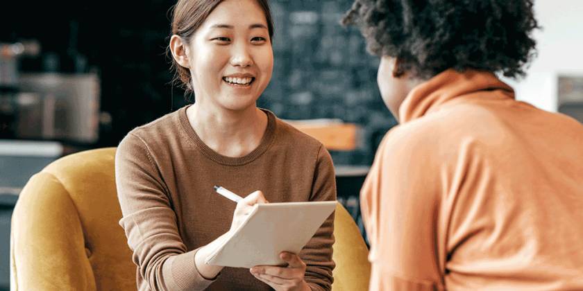 Dwy fenyw yn ysgrifennu rhestr