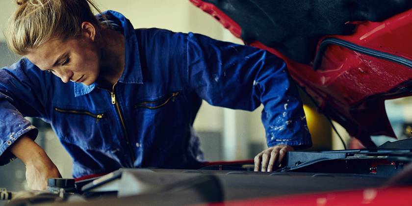 Mecanig benywaidd yn trwsio car