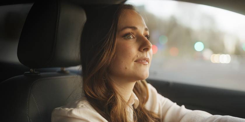 Gyrrwr yn edrych ar y drych ôl