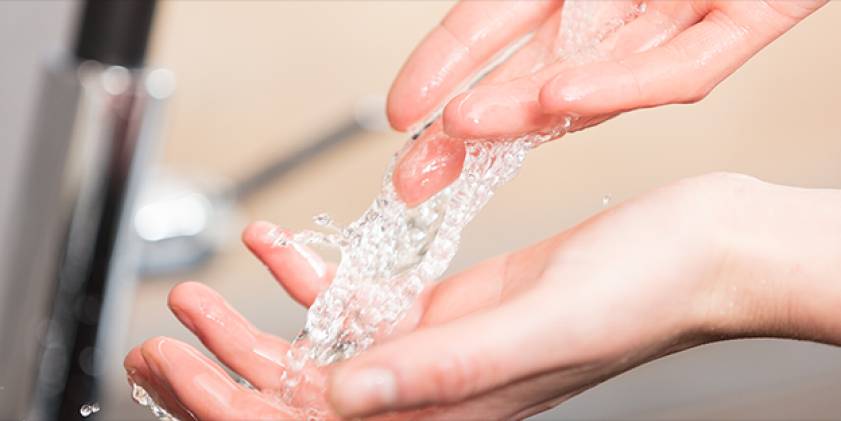 Golchi dwylo o dan ddŵr tap